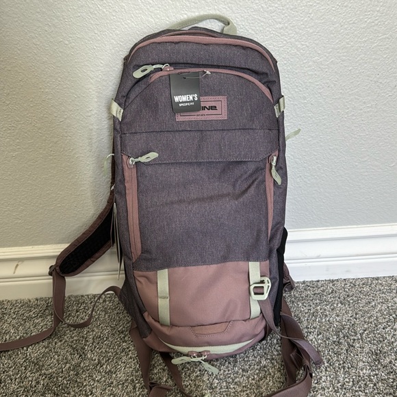 Dakine women’s syncline 12L pack with hydration straw NWT - Picture 1 of 4